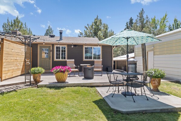 Veranda with comfortable seating!