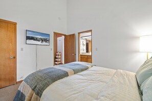 Bedroom with Queen bed, Smart TV, and en-suite bathroom