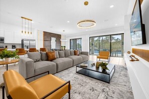5767HighSeasDrive(2)