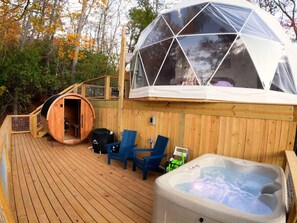 The Looking Glass Dome has an upper and lower deck for the ultimate wellness experience. Hot tub, sauna and cold plunge makes this the retreat you have been looking for.