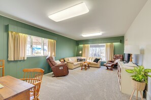 Living Room | Single-Story Home | Central A/C & Heating