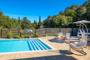 Sitting and sunbathing area by the pool