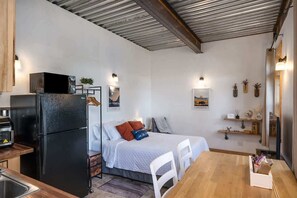 Studio Suite with comfy queen bed