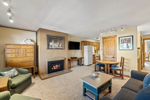 Ski in - Ski out 1 bedroom Ski Trails condo, Straight Line Suite!