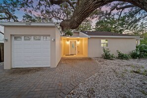 The inviting front entrance to your perfect Florida getaway!