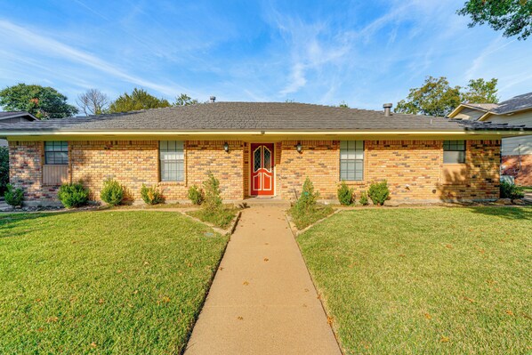 Irving Vacation Rental | 4BR | 3BA | 2,200 Sq Ft | 1 Step Required