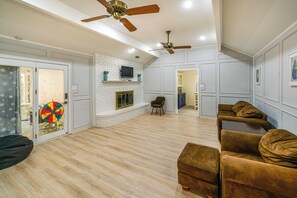 Living Room | Smart TV | Free WiFi | Single-Story Home