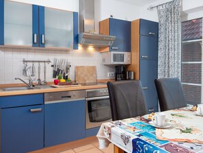 Kitchen, Kitchen Appliance, Major Appliance, Countertop, Furniture, Wood, Cabinetry, Interior Design, Flooring, Kitchen Stove