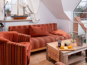 Möbel, Couch, Holz, Interior Design, Wohnzimmer, Kissen, Flooring, Textil, Fussboden, Dekokissen