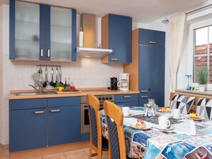Küche, Möbel, Interior Design, Holz, Cabinetry, Major Appliance, Küchengerät, Flooring, Countertop, Zimmer