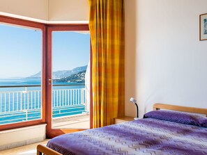 Daytime, Property, Sky, Building, Window, Shade, Comfort, Picture Frame, Interior Design, Wood