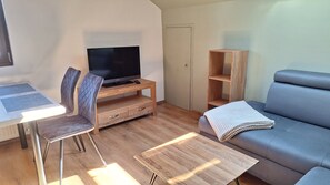 Wohnzimmer mit Zugang Abstellkammer