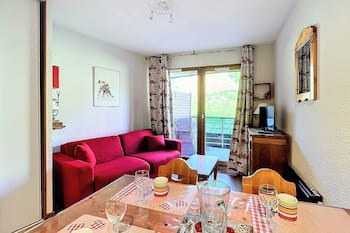 Bright 1-bedroom apartment with balcony and ski-in/ski-out, access to pool