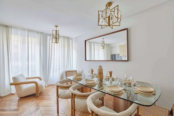 Salle à manger avec cuisine équipée et coin télé