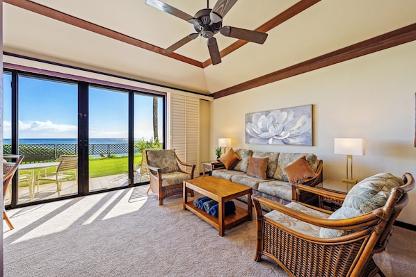 Living Room Oceanview w/ Queen Pull out