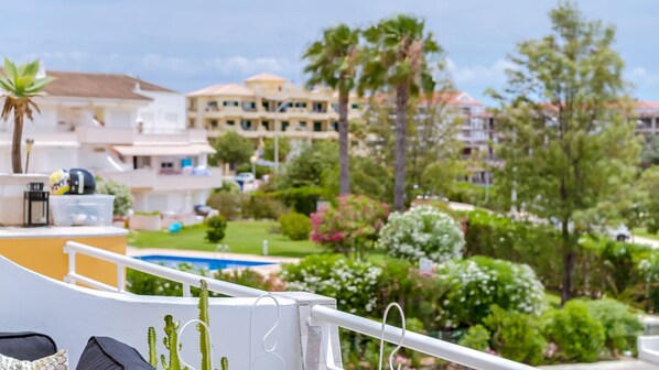 A charming poolside setting in Loulé—perfect for a refreshing swim or a relaxing break.
#LouleStay #PoolsideVibes #SunnyEscape