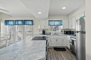 Fully equipped kitchen & plenty of counter space to help make meal prep a snap.