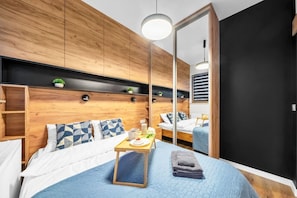 Queen Bed and Wardrobe | Book Now with RENTUJEMY.COM