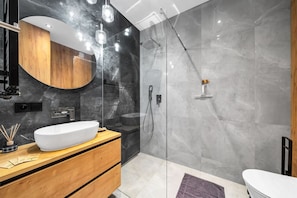Bathroom with Shower | Book Now with RENTUJEMY.COM