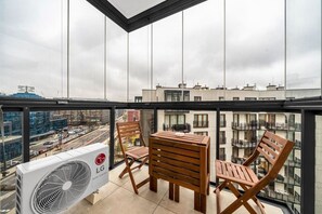 Balcony with Seating Area | Book Now with RENTUJEMY.COM