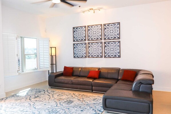Home Decor, Couch, Furniture, Architecture, Building