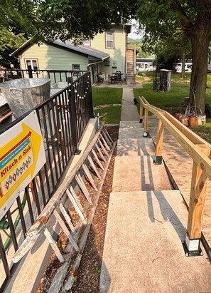 Ramp and steps from alleyFuton