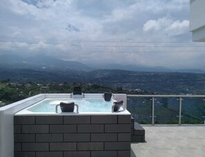Outdoor spa tub