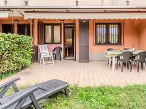 Eigentum, Pflanze, Möbel, Fenster, Gebäude, Holz, Schatten, Stuhl, Interior Design, Gartenmöbel