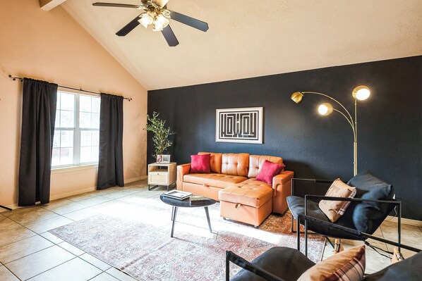 Welcome to your Aggie retreat! Relax in style with a Texas A&M vibe that feels like home—Gig ’Em in comfort and class!