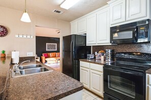 Start your day right in our fully stocked kitchen! Equipped with a coffee maker, blender, and waffle maker, it’s perfect for brewing, blending, or whipping up breakfast like a pro!