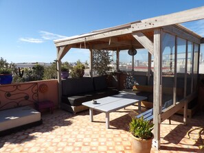 Roof top arboré avec vue sur l'océan et les iles Mogador. Vous pourrez y déjeuner à l'abri du vent tout en profitant de la chaleur et de la lumière