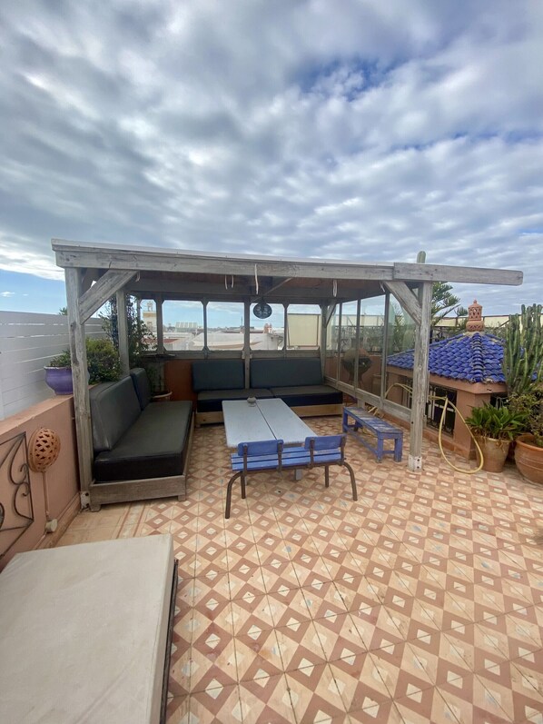 Terrasse aménagé avec vue sur la ville et au loin l'Océan