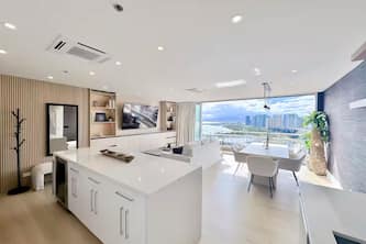 Ilikai Penthouse-Grand Luxury Oceanview 2BR/2BTH with Parking