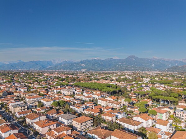Daytime, Stadtgebiet, Wohngebiet, Horizont, Stadt, Nachbarschaft, Landschaft, Hügel, \"Stadt, Vogelperspektive