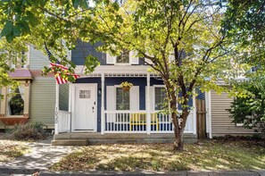 Cozy and stylish retreat in the heart of the city! Your perfect getaway awaits!