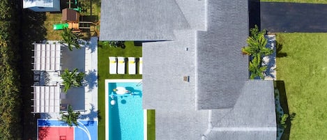 Stunning hilltop views with a private pool – your paradise awaits!