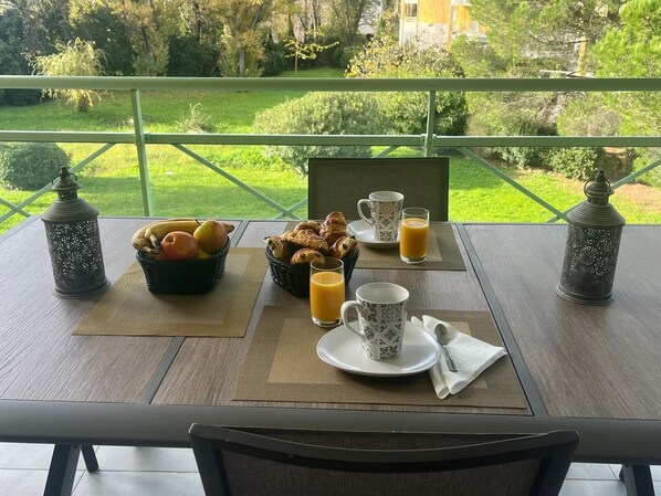 Outdoor dining