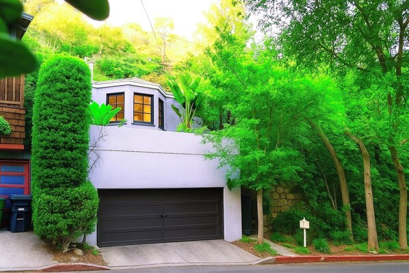 ENCHANTING HOLLYWOOD HILLS OASIS+TREE-TOP VIEWS+GARDEN+GUEST HOUSE+FREE GARAGE