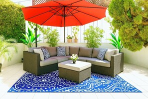 TRANQUIL OUTDOOR LIVING ROOM SUNDECK+TREE-TOP CANYON VIEWS+GARDEN+SLEEPS 10