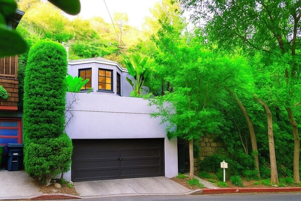 HOLLYWOOD HILLS HOME+TREE-TOP VIEWS+DECK+GARDEN+GARAGE+2 BEDS/SOFA BED: SLEEPS 6