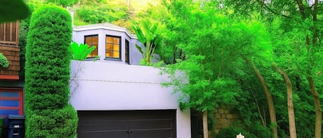 ENCHANTING HOLLYWOOD HILLS OASIS+TREE-TOP VIEWS+OUTDOOR PATIO+GARDEN+FREE GARAGE