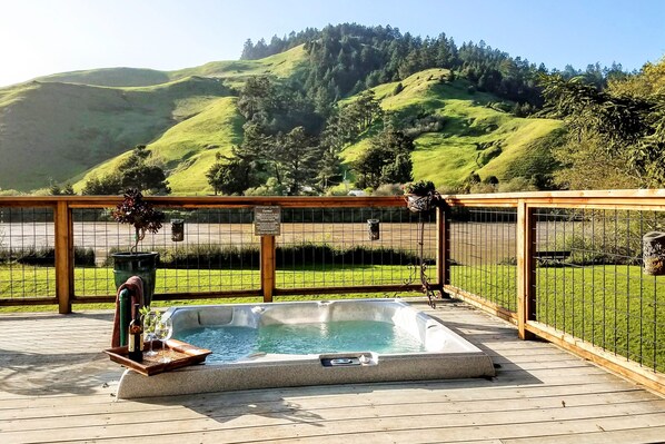 Outdoor spa tub