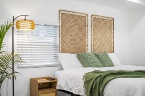 Bedroom w/King bed
