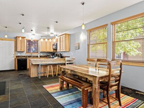 Full Kitchen / Dining Area for 6