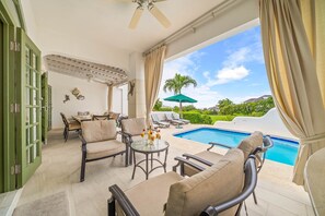 Fantastic indoor/outdoor living with the open verandah opening onto the pool deck