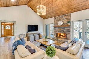 Living Room | Central A/C & Heating | Free WiFi