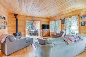 Living Room | Free WiFi | Smart TV | Central Heating & Air Conditioning