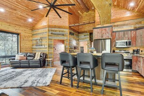 Kitchen | Central Air Conditioning & Heat | Keyless Entry | Free WiFi