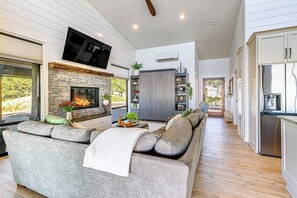 Living Room | Smart TV | Gas Fireplace