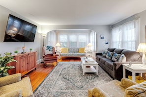 Living Room | Smart TV | Central A/C & Heating | Twin Futon | Full Sleeper Sofa